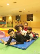 图：田亮化身猎人追儿女跑 二胎儿子俏皮可爱