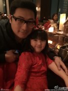 李湘一家海吃过圣诞 王诗龄穿红裙圆润而可爱