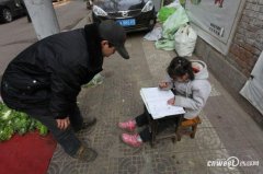 7岁小女孩菜摊旁写作业帮爸爸卖菜懂事可爱（图）