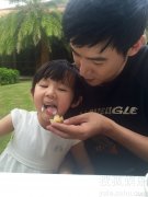 父爱满满！陆毅喂小女儿蛋糕 迷你贝呆萌可爱