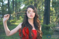 白皙模特是男儿身 穿婚纱已经不是女人专利