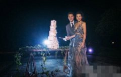 王阳明晒婚纱照告白妻子 女方穿透视婚纱身材好