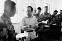 《班主任》作者为新时代最可爱的人送精神食粮(图)