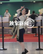 倪妮走起复古线 对镜头比可爱剪刀手心情佳/图