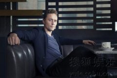 绅士风范！抖森写真美图曝光 穿西装品咖啡