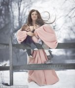 摄影师用镜头记录母亲哺乳唯美照片