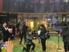 武汉惊现“最暖房东” 跨年夜为两名租客策划浪漫求婚