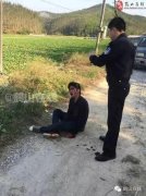 偷狗贼被群殴 满身是血