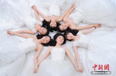 吉林女大学生集体拍“毕业婚纱照”(1)