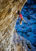 挑战极限：峭壁上的美女攀岩家