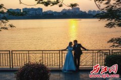 肇庆市民选择城区拍婚纱照 城市美景见证他们的幸福