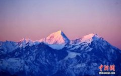 金灿阳光洒向贡嘎雪山