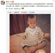 何洁儿子手拿勺子大口吃酸奶 模样呆萌可爱(1)