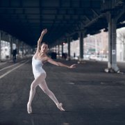 美摄影师拍芭蕾舞者与现代都市引热捧(1)