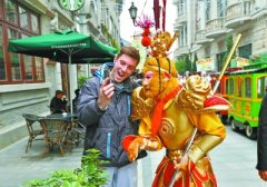 猴哥汉街庆新年 惊呆外国游客求合影(图)