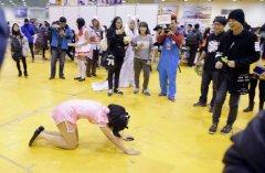 组图：网红现身粉丝下跪 场面热烈引得众人围观