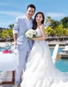 刘璇王弢甜蜜婚纱照登杂志 披唯美白纱海边嬉水