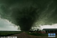 美摄影师冒险捕捉奇异天气现象