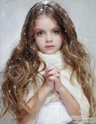 俄罗斯9岁女模被赞世界第一美少女 热爱旅行拍照