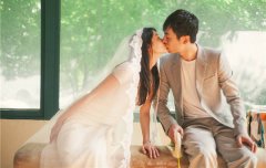 朱亚文沈佳妮婚纱照曝光 恩爱缠绵甜蜜热吻