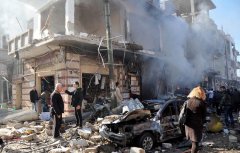 这对夫妇在城市废墟上拍婚纱照,活着就还有希望~