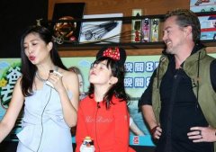 夏克立一家做蛋糕 夏天嘟嘴卖萌超可爱（图）