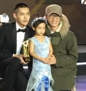 【图】甜馨给星爷送花 自曝周星驰送其人鱼长裙