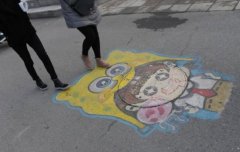 高校现手绘井盖 动漫形象萌翻学生(图)