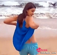 图：智力美女记者做直播时下海嬉戏 结果意外发生——比基尼被海水冲掉