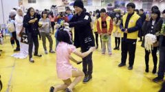 网红现身粉丝下跪被指脑残 粉丝奇葩追星行为盘点(图)