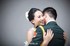 中国军人晒唯美军装婚纱照 百炼钢也成绕指柔
