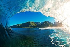 美摄影师水中冒险抢拍世界最大海浪(高清组图)