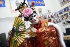 合肥变脸达人自创 “反串变脸”（图）