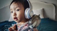 图：黄觉女儿小枣萌照 活泼可爱灵气十足