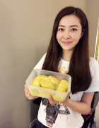 熊黛林直播吃榴莲 真实表情写照让人大呼可爱(组图)