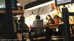 组图：吴佩慈与男友商场会友 女儿随行乖巧可爱