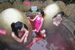 长沙比基尼美女温泉中戏玩“金蛋”迎新年