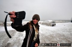 爱车停湖滨 一场暴雨变“冰车”