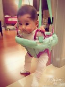 组图：萌化了！贾静雯女儿咘咘大眼可爱似洋娃娃