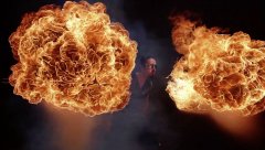 美摄影师抓拍杂技演员喷火瞬间 震撼十足