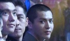 (组图)吴亦凡偷瞄宁泽涛被发现高冷男神娇羞吐舌头组图还原现场画面