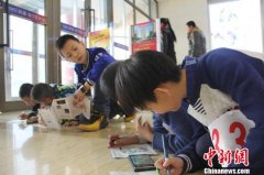 新疆举办首届商超定向公开赛 参与者体验“寻宝游戏”魅力(组图)