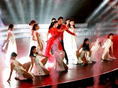 凤凰传奇公益盛典跳可爱版《荷塘月色》