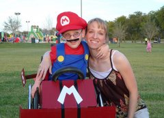 美国母亲为残疾儿子打造卡通主题轮椅 炫酷拉风(组图)