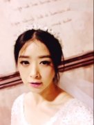 蒋欣晒婚纱美照 头戴花环对镜浅笑清纯羞涩