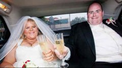 4次压断床！婚纱照惨不忍睹 暴肥夫妻3年甩肉300斤（图）