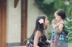 黄磊晒两女儿美照 多多耳边带一朵小花与妹妹逗乐十分可爱