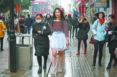 武汉最低温零下2℃ 女子穿短裙街头拍照美丽冻人