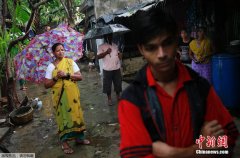 印度孟买假酒中毒事件已致92人死亡 亲属悲痛欲绝(组图)