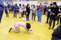 网红现身动漫节 女粉丝激动下跪磕头（图）(1)